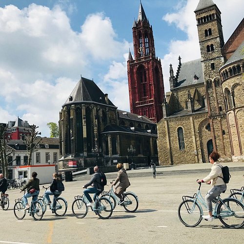 cyklisti na náměstí v Maastrichtu
